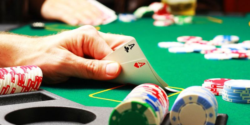 Hand Poker khởi đầu là bộ đôi tự nhiên